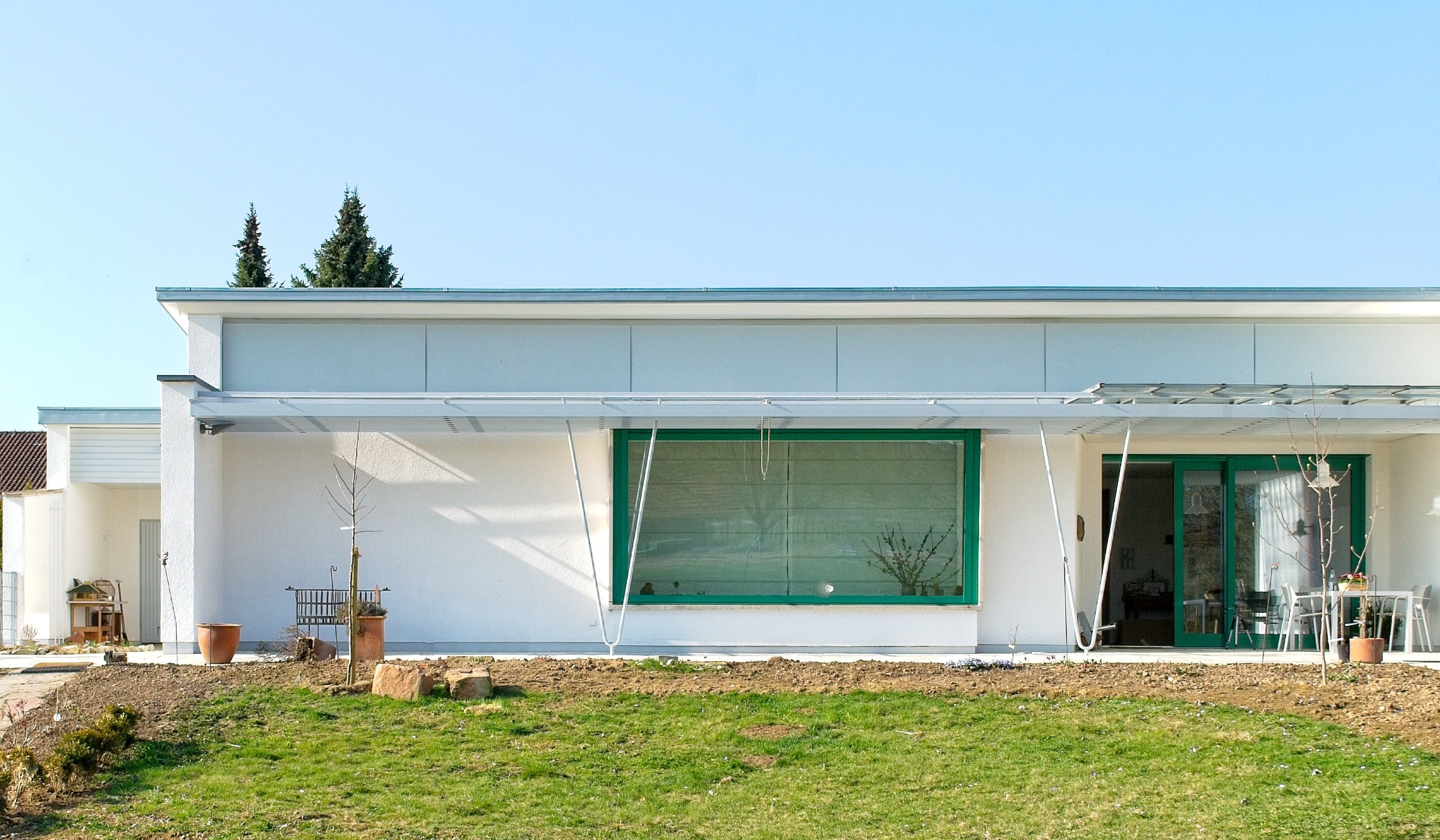 Das Haus, vom Garten gesehen. Rechts in der Fassade ist die große Terrassentür zu sehen.